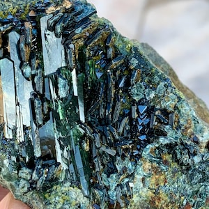 Cristal de diópsido com espécime de magnetita e clinocloro, Afeganistão