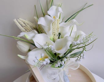 Ramo de novia minimalista de lirios blancos y ramos de dama de honor