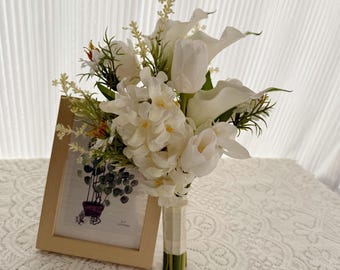 Ramo de novia minimalista de lirios blancos y ramos de dama de honor