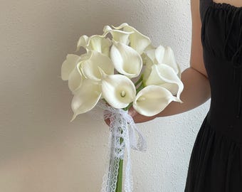 Minimalistisch eenvoudig wit calla lelie bruidsboeket: handgemaakte bruidsbloemen bruidsmeisjesboeketten