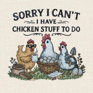 Op de afbeelding: Een borduurontwerp met drie kippen en de tekst SORRY I CAN'T I HAVE CHICKEN STUFF TO DO. Eén kip draagt een bril en houdt een mok vast, een andere zit in een mand met eieren en de derde houdt een schep vast naast een notitieblok.