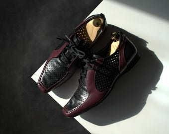 Scarpe Prada vintage anni 2000 con punta quadrata, in pelle traforata, viola e nera.