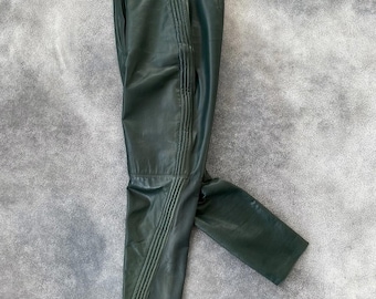 Pantalones de cuero estilo biker Gianni Versace de los años 70 para mujer