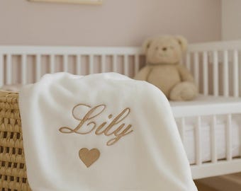 Couverture personnalisée pour petite fille. Plaid bébé doux avec broderie prénom, idée cadeau unique pour la naissance et baby shower