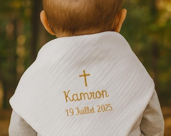 Lange de baptême personnalisé avec prénom et date brodés. Châle étole pour cérémonie en gaze de coton blanc. Motif colombes, croix et ange