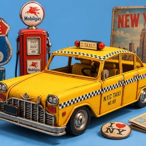 Peut inclure: Un taxi jouet en métal jaune avec une bande à damier noir et blanc, portant l'inscription N.Y.C TAXI NO. 69 sur le côté et un panneau de taxi sur le toit. La voiture est présentée avec un panneau Route 66, une pompe Mobilgas, des valises et des décors new-yorkais.