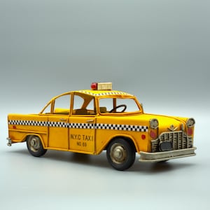 Vintage NYC Taxi Model Car Retro Yellow Cab Collectible Metal Classic Taxi Home Decor Gift With Box