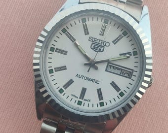 Odnowiony, zabytkowy męski zegarek na rękę Seiko 5 z automatycznym mechanizmem Japan Day Date i białą tarczą