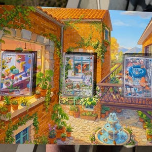 Könnte beinhalten: Ein rechteckiges Display-Board mit einer farbenfrohen Illustration eines sonnigen Backsteinhofs mit einem Brunnen und Kletterpflanzen. Drei durchsichtige Kunststoff-Kartenhalter sind auf der Oberfläche montiert, die jeweils eine Sammelkarte enthalten.