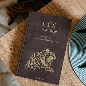 Puede incluir: Un libro de tapa dura de color marrón oscuro titulado LYX - On Anger. La portada presenta texto dorado que dice Sit. Feel. Direct. This is anger, without destruction. y una ilustración dorada de un tigre rugiendo. Lyx Oracles 2026.