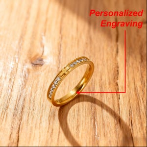 Anillo de cruz fina con circonita cúbica para mujer: banda minimalista cristiana de 3 mm, anillo de promesa religiosa, regalo de bautismo, joyería delicada con bendición.