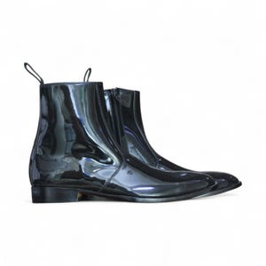 Close-Up: Detailed view of the black patent leather texture and fine craftsmanship.