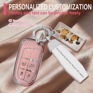 Könnte beinhalten: Eine rosa Autoschlüsselhülle mit glitzernder Textur, befestigt an einem silbernen Schlüsselanhänger mit einem Anhänger. Der Anhänger zeigt ein Foto von drei Katzen. Ein weißes Lederetikett lautet "Print Personal & Words About 1-40 Letters."