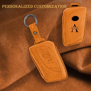 Puede incluir: Funda de llavero de cuero naranja con un llavero plateado. La funda tiene símbolos de llave en relieve y el texto "ALEPPI" con la letra "A". La imagen también incluye el texto "PERSONALIZACIÓN PERSONALIZADA".