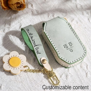 Puede incluir: Una taza de cerámica blanca con un asa negra y el texto "But First, Coffee" en negrita negra. La taza está llena de un líquido oscuro, probablemente café, y se encuentra sobre una superficie de color claro.