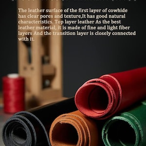 Puede incluir: Rollos de cuero en negro, rojo, marr&oacute;n y verde. La imagen incluye el texto "CHOOSE A GOOD LEATHER FOR YOU". Una bobina de hilo rojo y una herramienta de madera est&aacute;n en el fondo. El cuero parece ser de alta calidad.