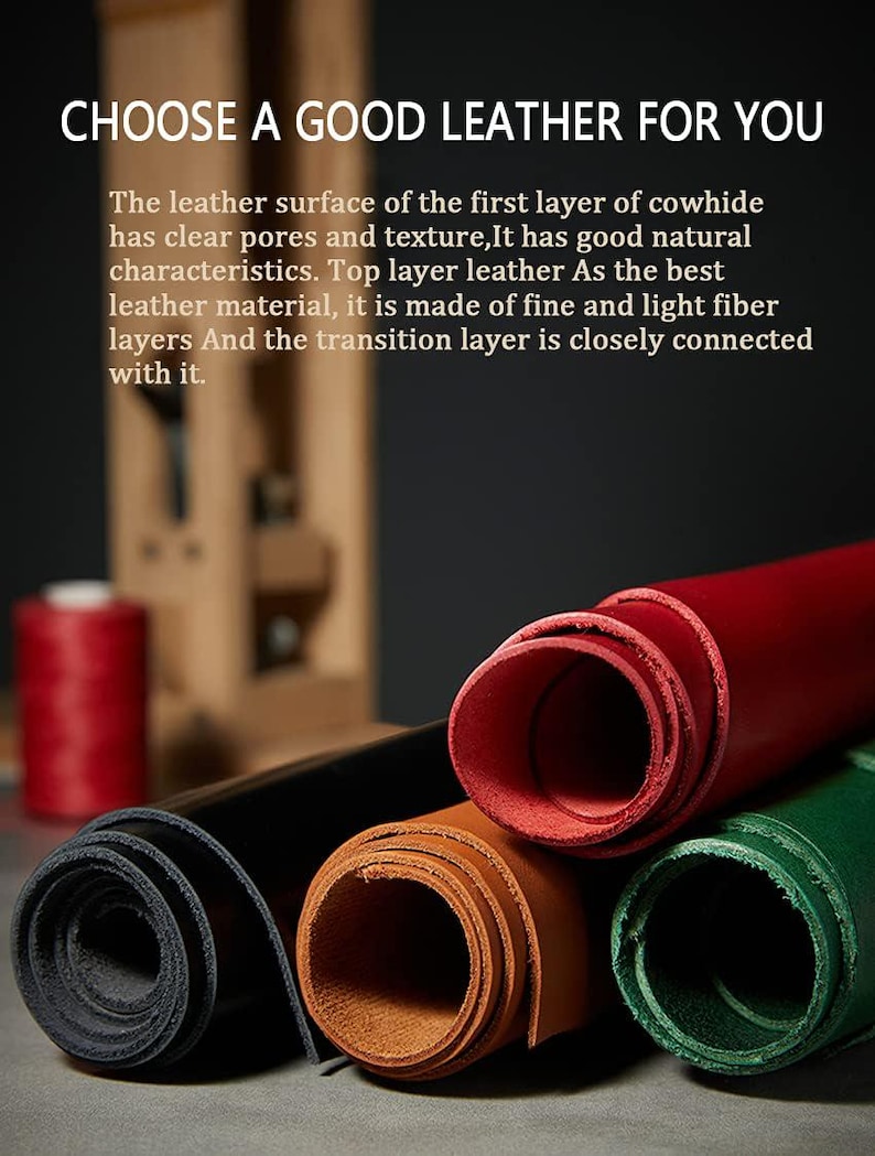 Puede incluir: Rollos de cuero en negro, rojo, marr&oacute;n y verde. La imagen incluye el texto "CHOOSE A GOOD LEATHER FOR YOU". Una bobina de hilo rojo y una herramienta de madera est&aacute;n en el fondo. El cuero parece ser de alta calidad.