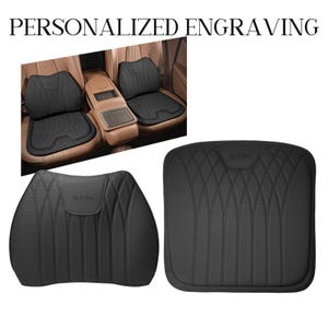 Può includere: Cuscini per sedili auto e supporto lombare neri con cuciture a diamante. I cuscini sono mostrati in un interno auto e separatamente. Il testo "PERSONALIZED ENGRAVING" è nella parte superiore dell'immagine.