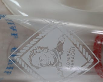 Vaso de cristal antiguo del centenario de la Guerra Civil con gráficos rojos, blancos y azules, 1960.