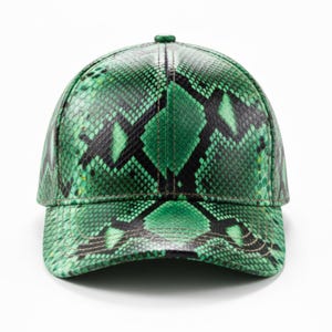 Può includere: Un cappellino da baseball verde e nero con motivo a pelle di serpente. Il cappellino ha una visiera curva e un bottone sulla parte superiore. Il motivo a pelle di serpente è verde brillante con dettagli neri.