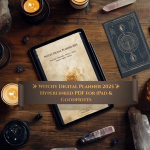 Peut inclure: Un planificateur numérique pour 2025, affiché sur une tablette, avec le texte "Witchy Digital Planner 2025". L'image comprend des bougies, des cristaux et un journal foncé, le tout disposé sur une surface en bois. Le planificateur est un PDF pour iPad et GoodNotes.