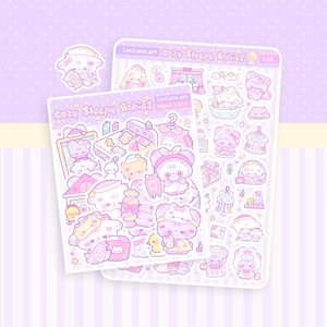 Peut inclure: Deux planches d'autocollants sur un fond à rayures violettes et blanches. Les autocollants présentent des personnages et des objets mignons et caricaturaux dans des tons de rose, de violet et de jaune. Le texte "Cozy Sleepy Babies" et "LeoLeos.art" est visible sur les planches.