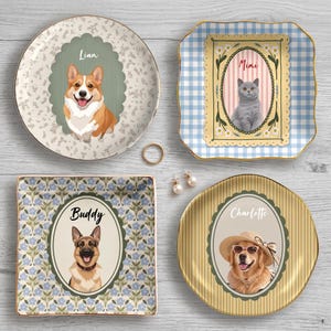 Op de afbeelding: Vier decoratieve borden en schalen met aangepaste huisdierportretten. Een rond bord toont een Corgi genaamd Liam, een vierkant bord een kat genaamd Mimi, een vierkante schaal een Duitse herder genaamd Buddy, en een rond bord een hond genaamd Charlotte met een zonnehoed en zonnebril.