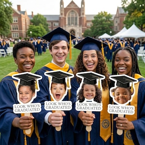 Może przedstawiać: Czterech absolwent&oacute;w w niebieskich i złotych szatach i czapkach uśmiecha się, trzymając znaki z twarzami dzieci i napisem "LOOK WHO'S GRADUATED". Tło przedstawia ceremonię ukończenia studi&oacute;w.