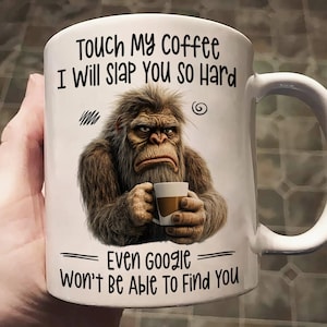 Peut inclure: Mug à café en céramique blanche avec un dessin humoristique d'un singe grincheux tenant une tasse de café. La tasse porte l'inscription "Touch My Coffee I Will Slap You So Hard" et "Even Google Won't Be Able To Find You."