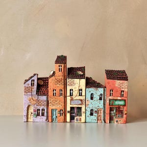 Zestaw ręcznie malowanych ceramicznych domków – fioletowo-pomarańczowo-miętowe budynki wiejskie | Dekoracja półki kolekcjonerskiej
