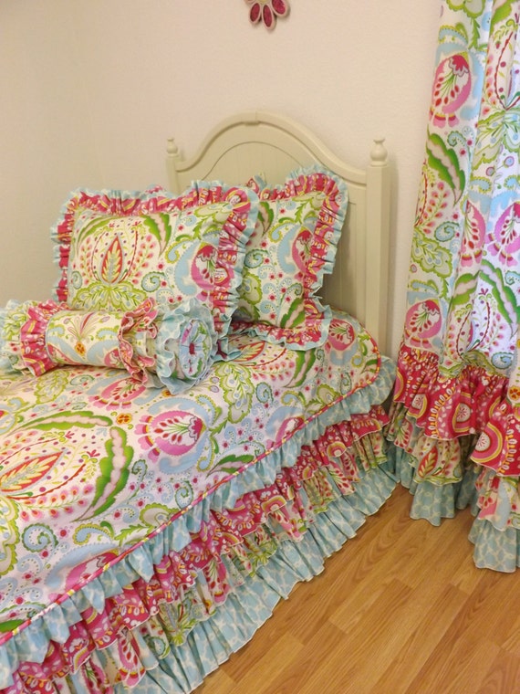 Items similar to FULL or QUEEN SIZE Kumari Garden Bedding ...