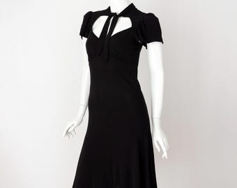Sukienka Betsey Johnson z kolekcji jesień/zima 2006 w kolorze czarnym z dekoltem w serduszko i wiązaniem w stylu vintage Y2K