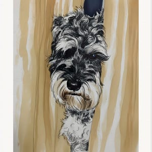 Op de afbeelding: Gedetailleerde illustratie van een Schnauzer-hond, in zwart-wit met een vleugje kleur. Het gezicht van de hond is het centrale punt, met zijn kenmerkende baard en wenkbrauwen. De achtergrond heeft verticale strepen in tinten bruin en beige.