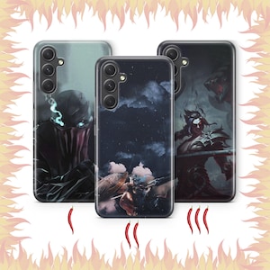Può includere: Tre custodie per telefono con disegni di arte fantasy. Una custodia presenta una figura oscura con fumo blu, un'altra raffigura un cielo notturno con nuvole e la terza mostra un guerriero con un serpente rosso. Le custodie sono nere con un ritaglio per la fotocamera.