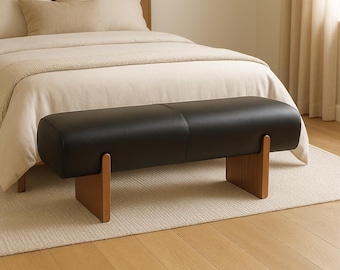 Moderne leren bank, minimalistische gestoffeerde stoelen, massief houten basis, luxe gang- of slaapkamerbank, handgemaakt eigentijds meubilair