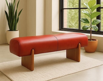 Banco artesanal de cuero rojo, asiento tapizado marroquí, base de madera maciza, banco de entrada o dormitorio de estilo moderno de mediados de siglo.