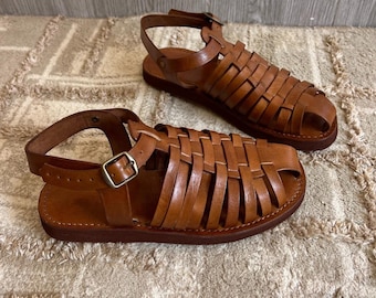 Sandalias de gladiador de cuero para mujer – Sandalias de pescador de punta cerrada hechas a mano con correa ajustable – Zapatos de verano con tiras marrones auténticas