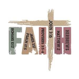 Op de afbeelding: Geborduurd ontwerp met het woord "FAITH" in gestructureerde letters, met een kruis erboven. Het ontwerp bevat teksten uit bijbelverzen, waaronder Romeinen 10:17 en Johannes 3:16, in verschillende kleuren. Het geheel op een witte achtergrond.