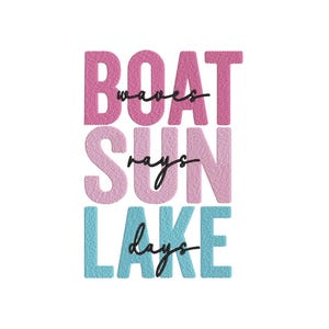 Puede incluir: Un fondo blanco con las palabras "BOAT", "SUN" y "LAKE" en letras grandes bordadas. Las palabras "waves", "rays" y "days" están escritas en cursiva. Las letras son rosas y azules.