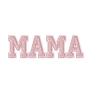 Può includere: La parola MAMA scritta in un carattere a blocchi con un riempimento rosa polvere e un contorno rosa più scuro. Le lettere presentano un motivo ripetitivo di minuscoli cuori bianchi distribuiti sulla superficie di ogni carattere.