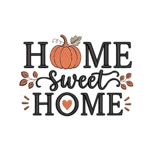Può includere: Un disegno per ricamo con il testo HOME SWEET HOME in caratteri neri. La lettera O del primo HOME è sostituita da una zucca arancione con gambo e foglia marroni. Sono presenti piccole foglie marroni e un cuore arancione nel disegno.