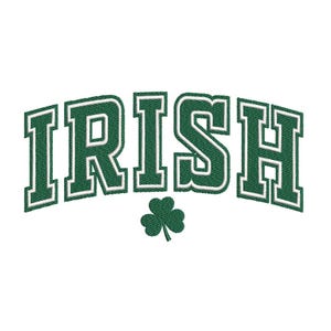 Könnte beinhalten: Grüner gestickter Text "IRISH" in einer College-Schriftart, der sich über einem grünen Kleeblatt auf weißem Hintergrund wölbt. Der Text hat eine weiße Umrandung, und das Kleeblatt ist unter dem Wort zentriert.