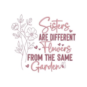 Puede incluir: Un diseño bordado en rosa sobre un fondo blanco. El diseño presenta las palabras "Sisters are different flowers from the same garden" en una fuente de escritura, junto con ilustraciones florales y de mariposas.