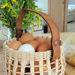 Natural Rattan Hand woven Egg Storage Basket with Genuine Leather Handle. Flower Basket. Modern decor imagem 9