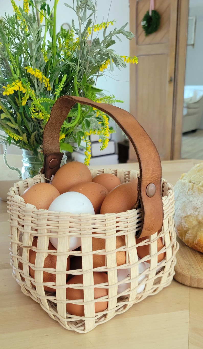 Natural Rattan Hand woven Egg Storage Basket with Genuine Leather Handle. Flower Basket. Modern decor imagem 9