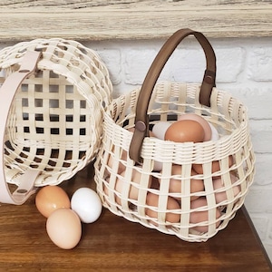Natural Rattan Hand woven Egg Storage Basket with Genuine Leather Handle. Flower Basket. Modern decor imagem 1