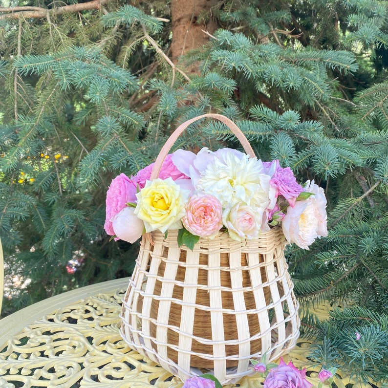Natural Rattan Hand woven Egg Storage Basket with Genuine Leather Handle. Flower Basket. Modern decor imagem 8