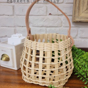 Natural Rattan Hand woven Egg Storage Basket with Genuine Leather Handle. Flower Basket. Modern decor imagem 7