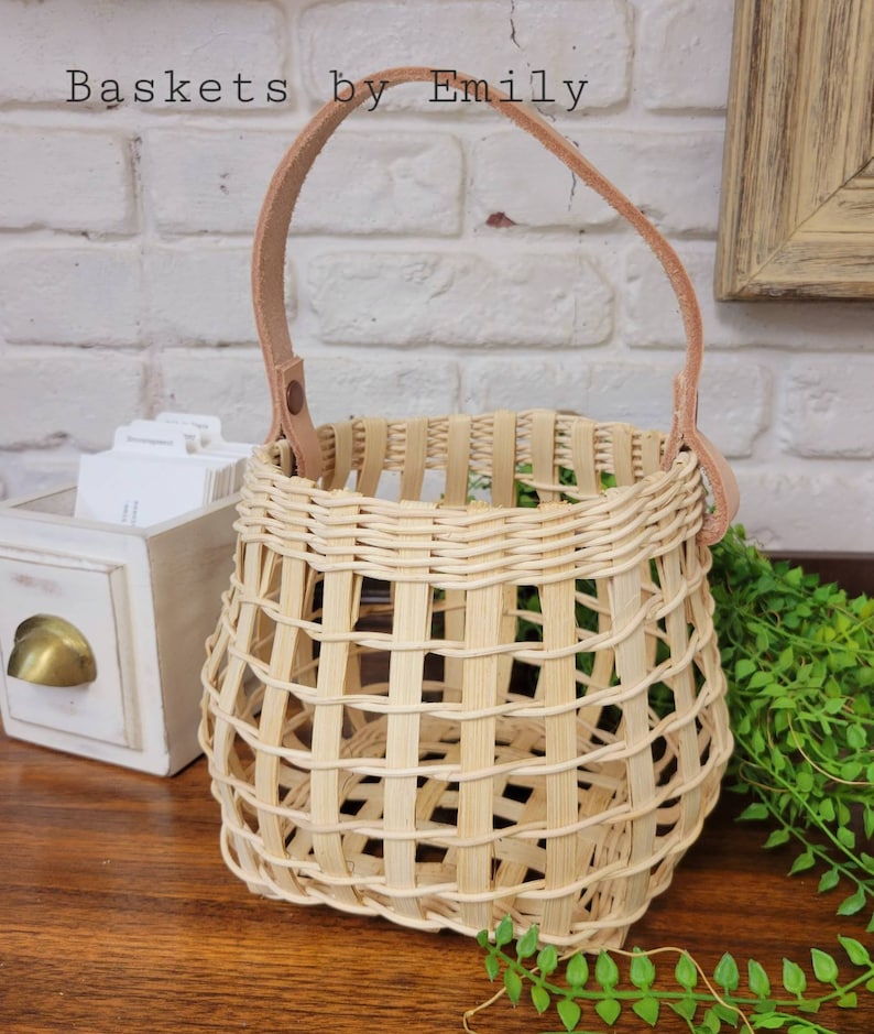 Natural Rattan Hand woven Egg Storage Basket with Genuine Leather Handle. Flower Basket. Modern decor imagem 7