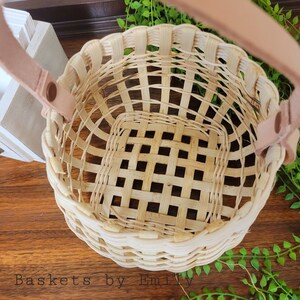 Natural Rattan Hand woven Egg Storage Basket with Genuine Leather Handle. Flower Basket. Modern decor imagem 2